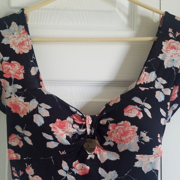 PINS & NEEDLES Black Floral Crop Top Small UO NWT - Picture 5 of 9